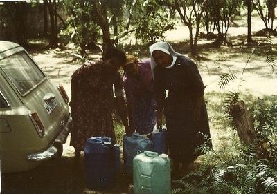 Soeur Marie Antoine à Wonji avec des jerrycans d'eau.jpg